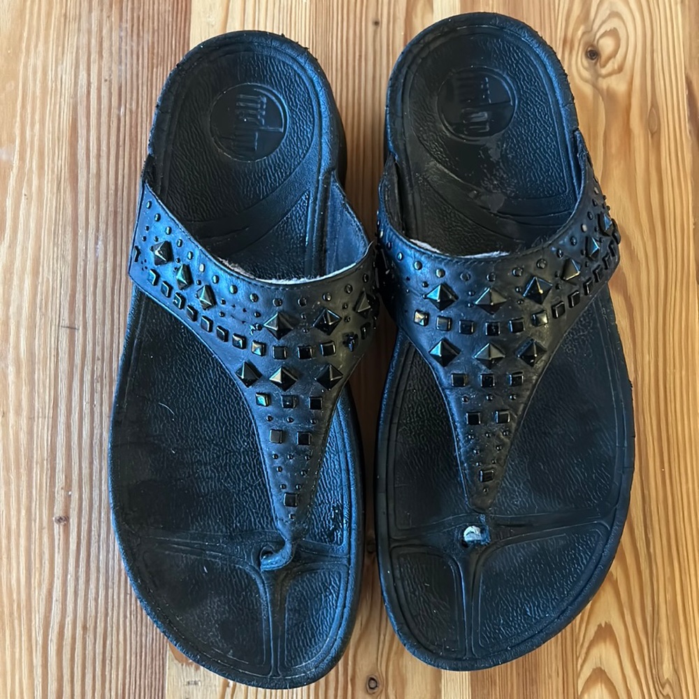 FitFlop “Biker Chic” leather thong sandals / size 8 / black and bronze.